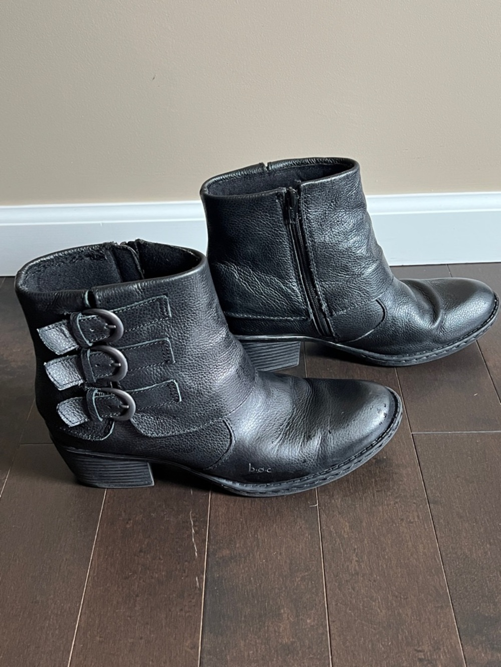 b.o.c Born Concepts Women's Black Leather Ankle Boots with Buckle Detail Sz 9